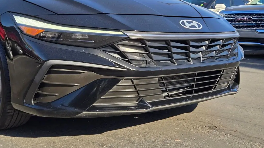 2024 Hyundai ELANTRA SE