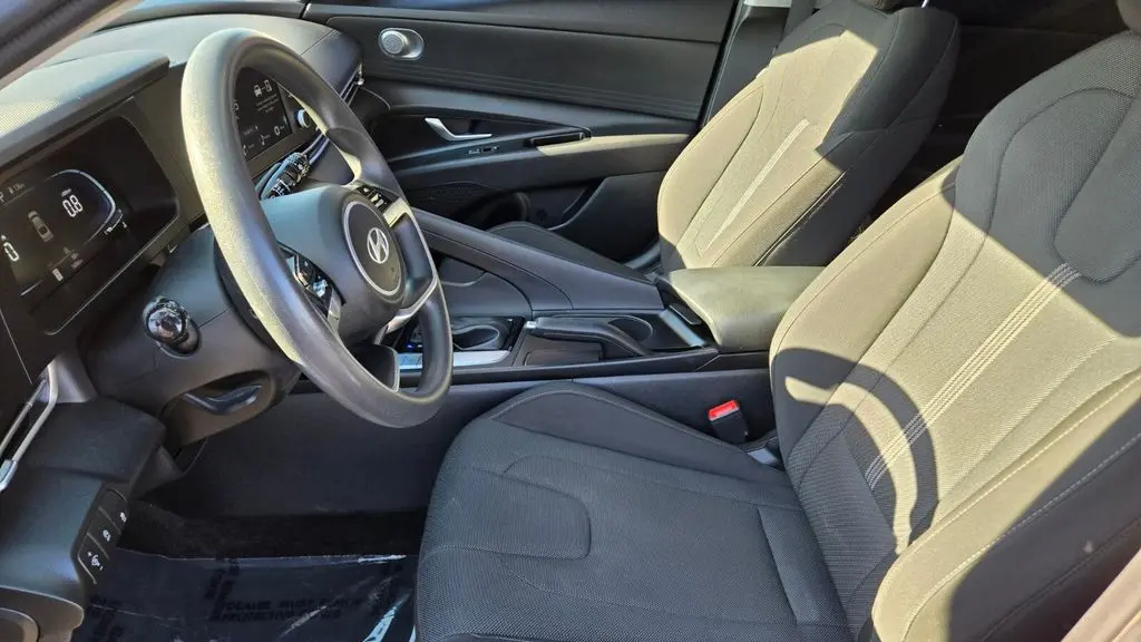 2024 Hyundai ELANTRA SE