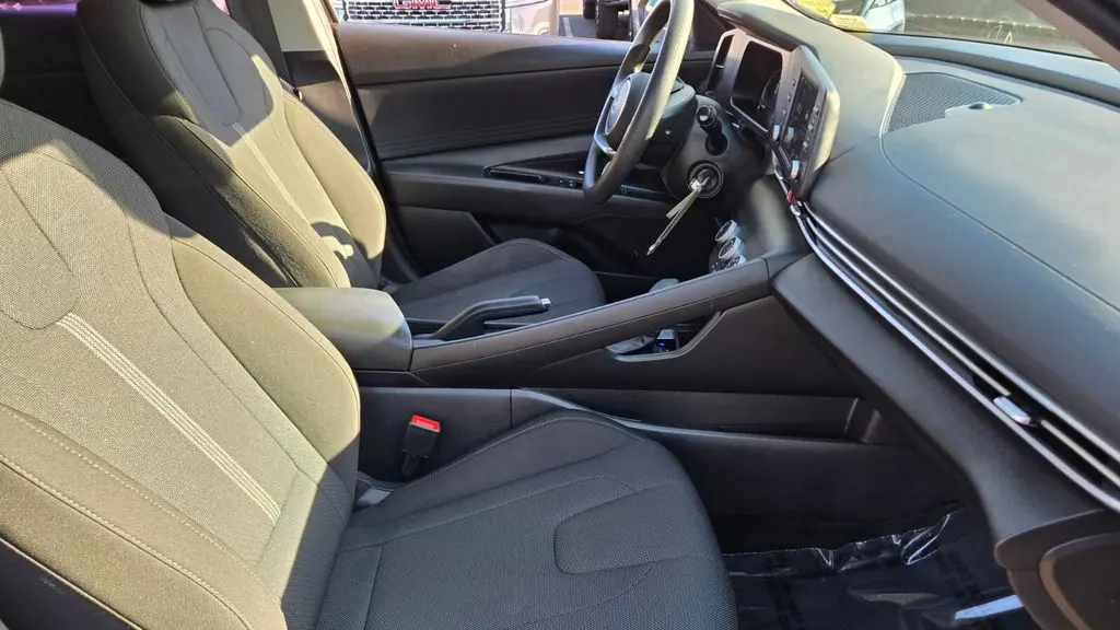 2024 Hyundai ELANTRA SE