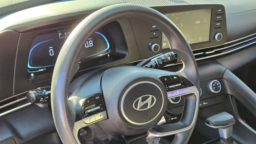2024 Hyundai ELANTRA SE