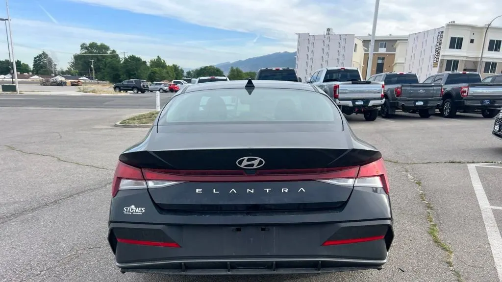 2024 Hyundai ELANTRA SE