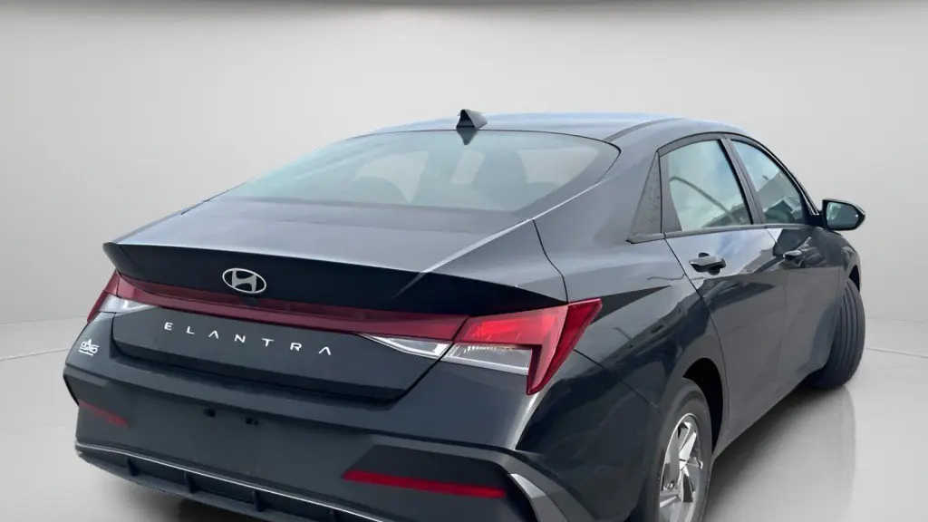 2024 Hyundai ELANTRA SE
