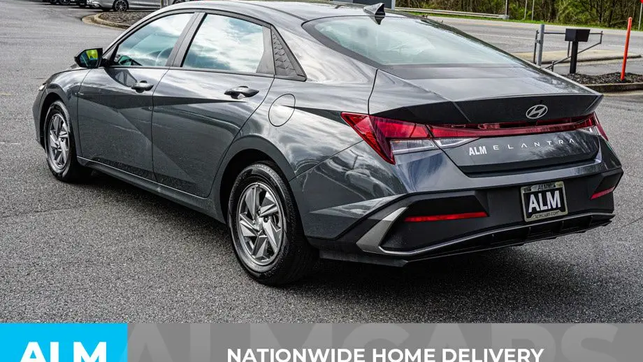 2025 Hyundai ELANTRA SE