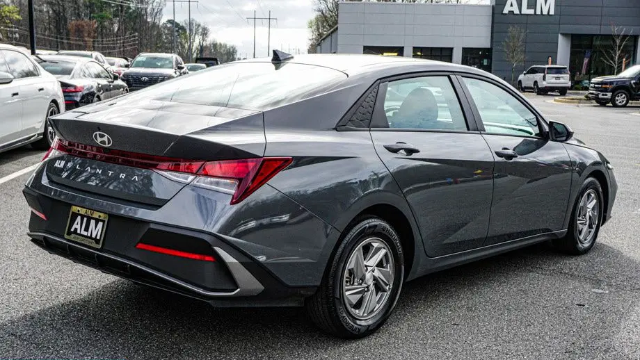 2025 Hyundai ELANTRA SE