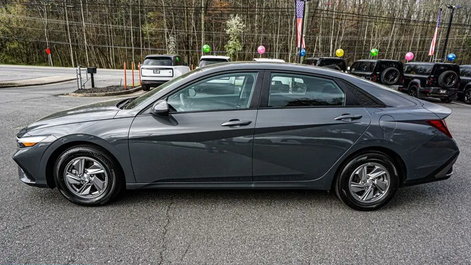 2025 Hyundai ELANTRA SE