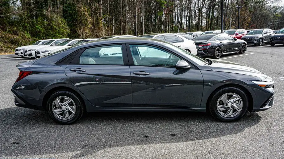 2025 Hyundai ELANTRA SE