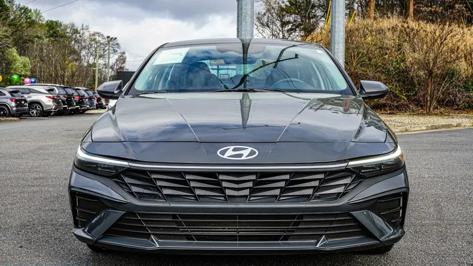 2025 Hyundai ELANTRA SE