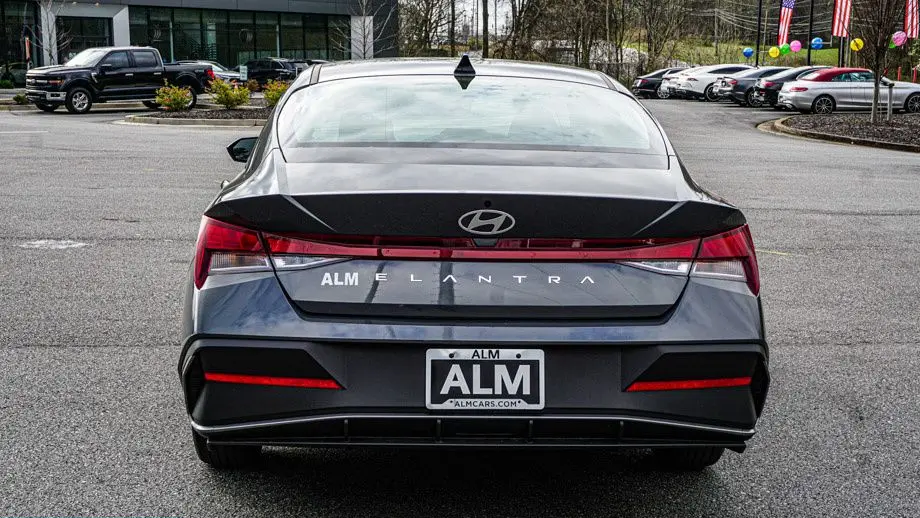 2025 Hyundai ELANTRA SE