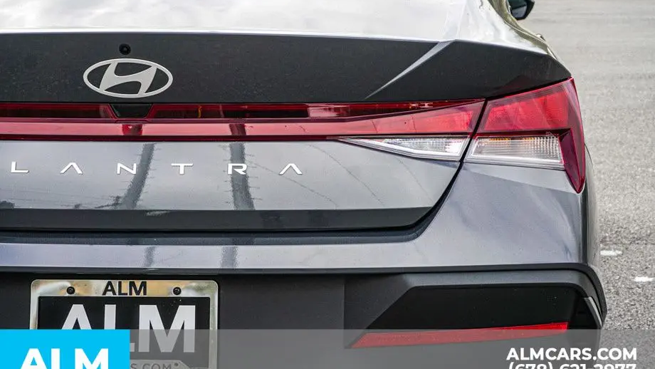 2025 Hyundai ELANTRA SE