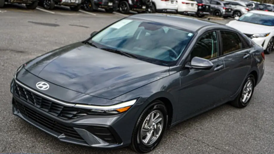 2025 Hyundai ELANTRA SE