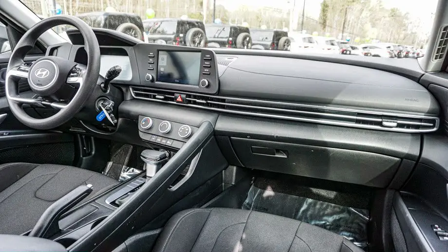2025 Hyundai ELANTRA SE