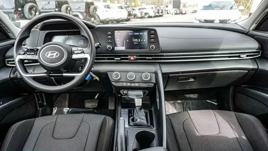 2025 Hyundai ELANTRA SE
