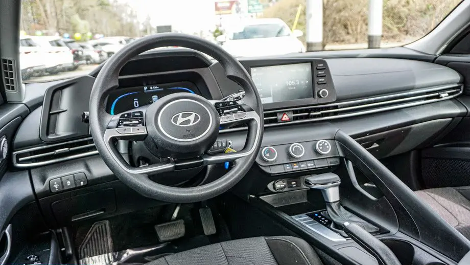 2025 Hyundai ELANTRA SE