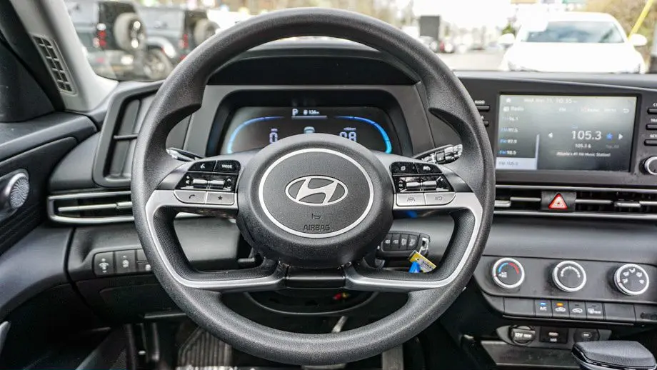 2025 Hyundai ELANTRA SE