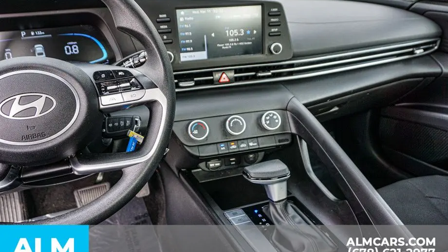 2025 Hyundai ELANTRA SE