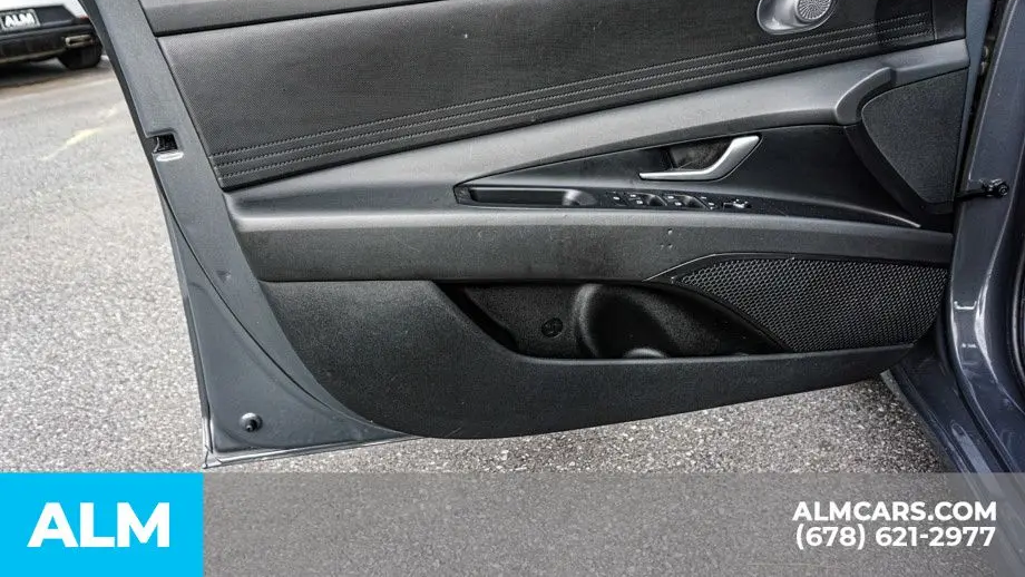 2025 Hyundai ELANTRA SE