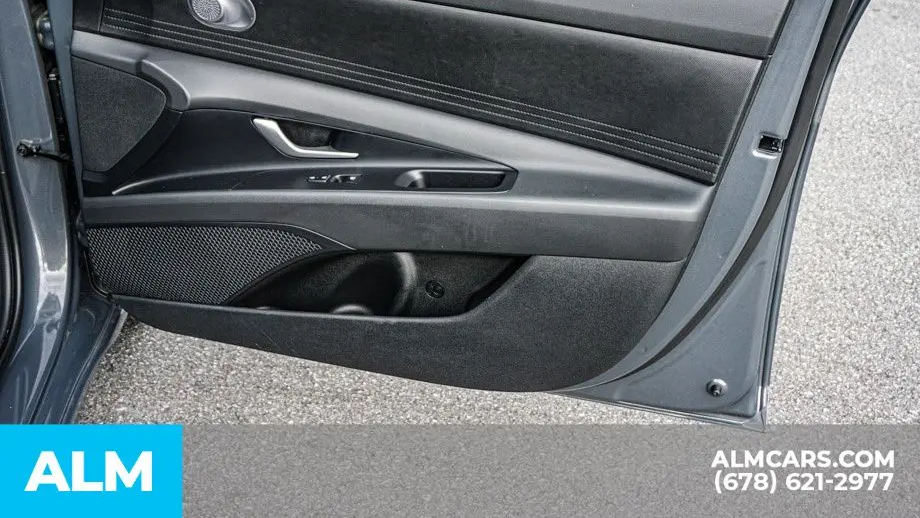 2025 Hyundai ELANTRA SE