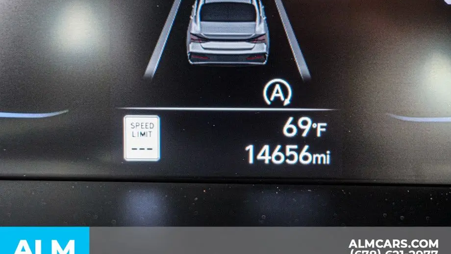 2025 Hyundai ELANTRA SE