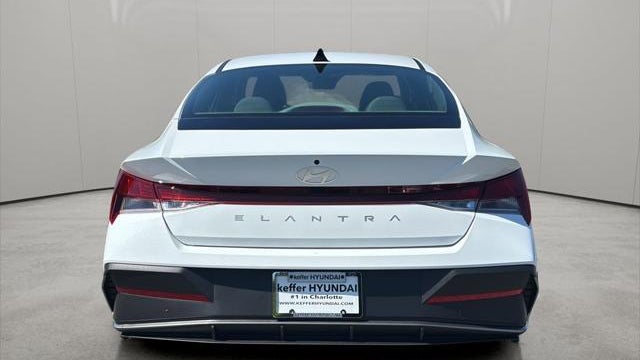 2025 Hyundai ELANTRA SE
