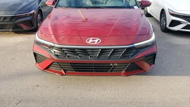 2025 Hyundai ELANTRA SE