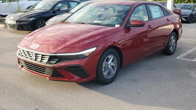 2025 Hyundai ELANTRA SE