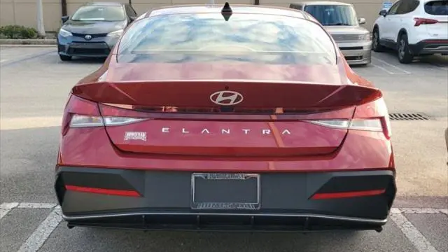 2025 Hyundai ELANTRA SE
