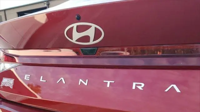 2025 Hyundai ELANTRA SE