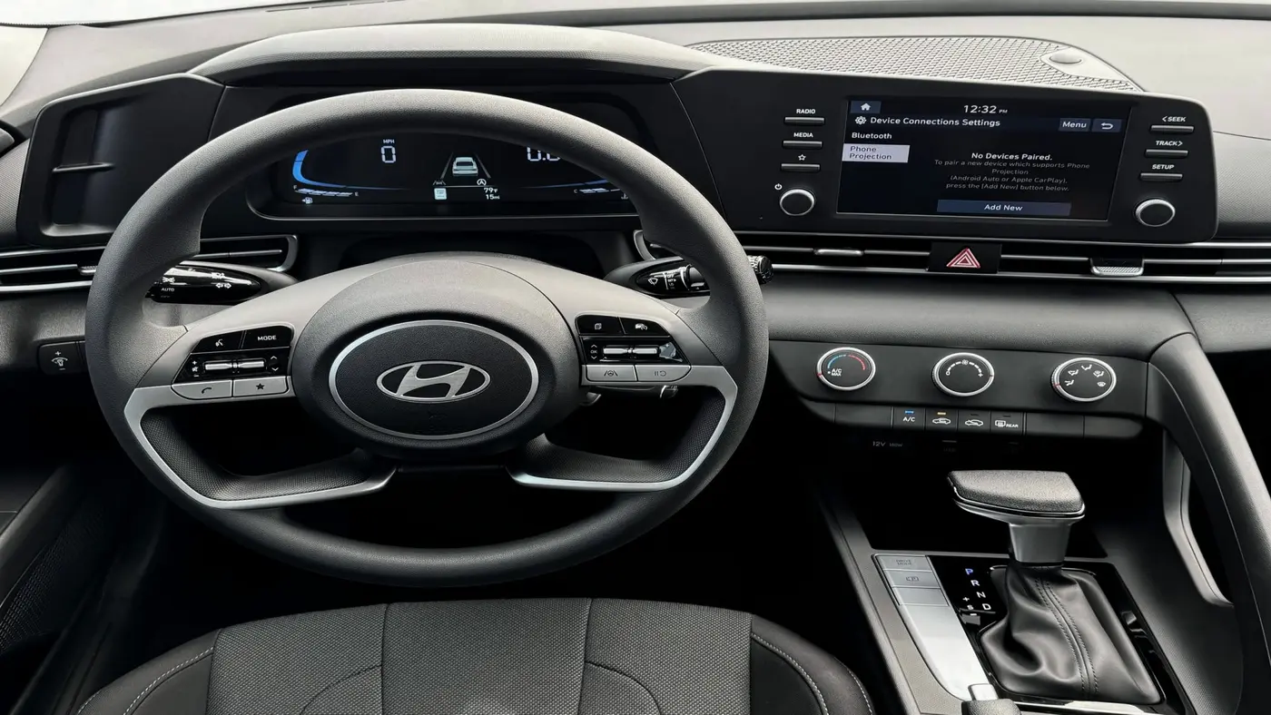 2025 Hyundai ELANTRA SE