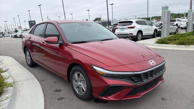 2025 Hyundai ELANTRA SE