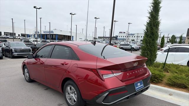 2025 Hyundai ELANTRA SE