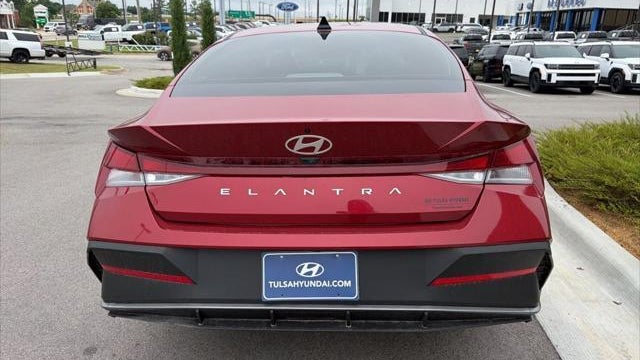 2025 Hyundai ELANTRA SE