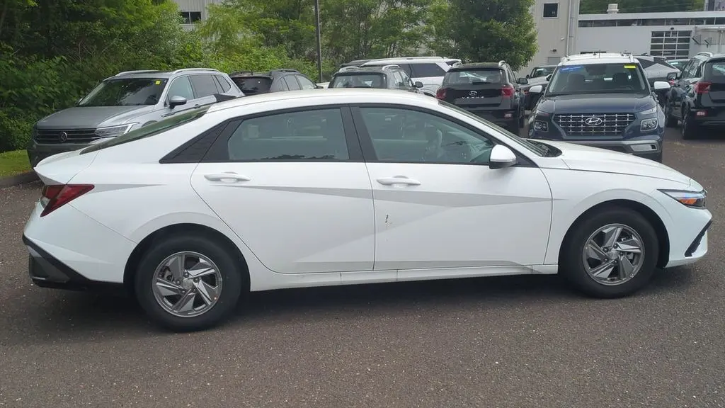 2025 Hyundai ELANTRA SE