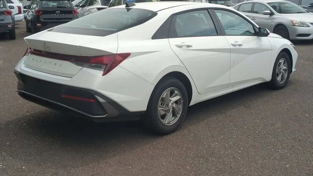 2025 Hyundai ELANTRA SE
