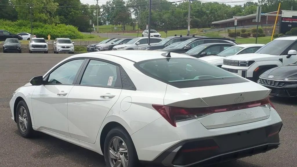 2025 Hyundai ELANTRA SE
