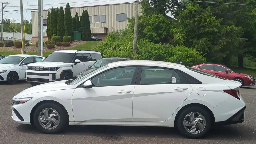 2025 Hyundai ELANTRA SE