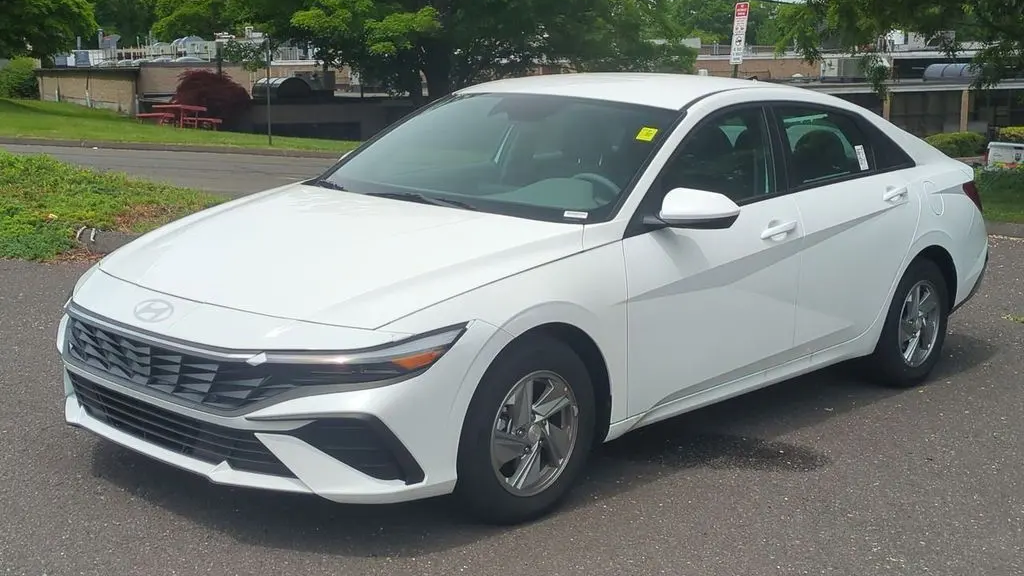 2025 Hyundai ELANTRA SE