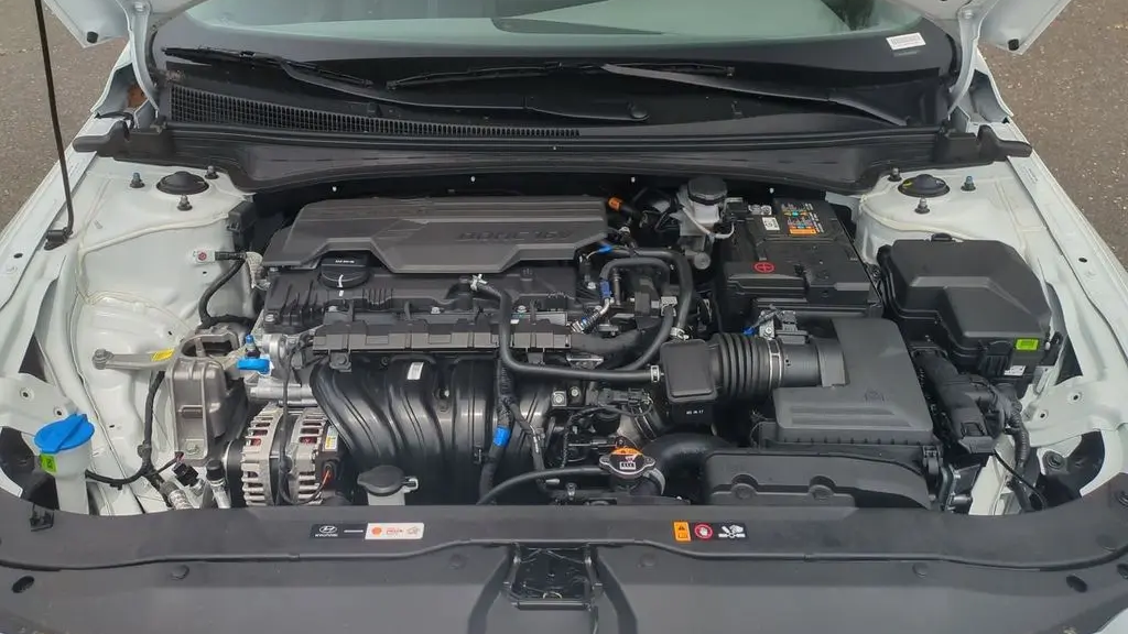 2025 Hyundai ELANTRA SE