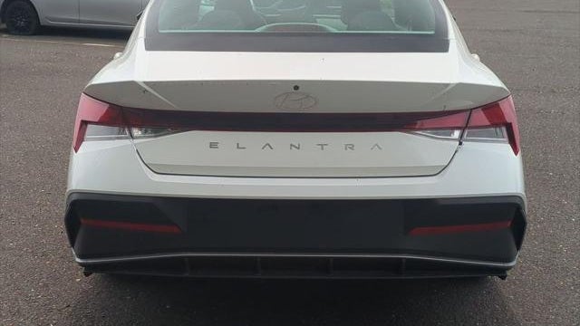 2025 Hyundai ELANTRA SE