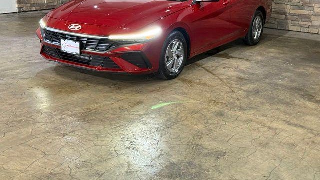 2025 Hyundai ELANTRA SE