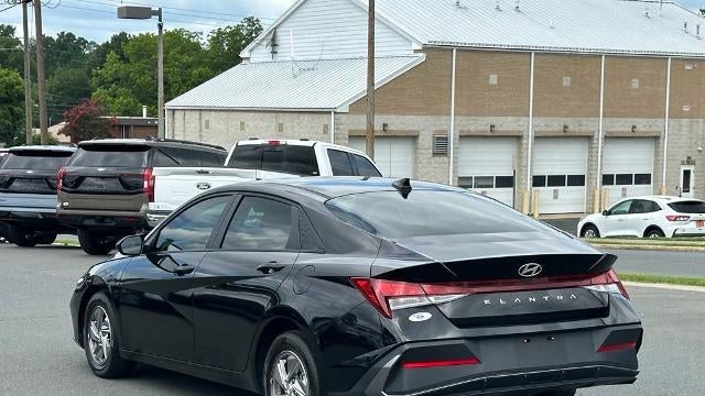 2025 Hyundai ELANTRA SE