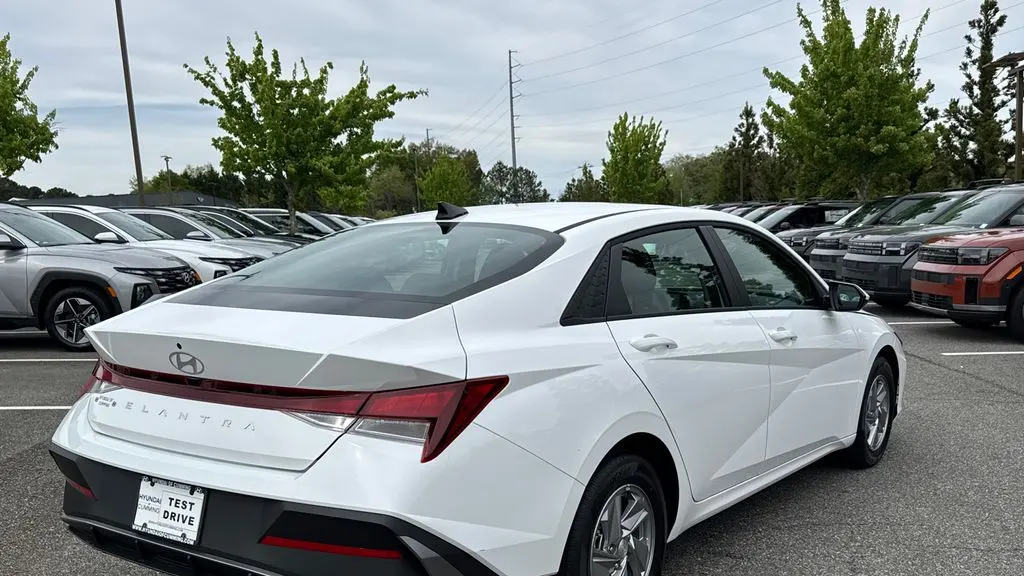 2026 Hyundai ELANTRA SE