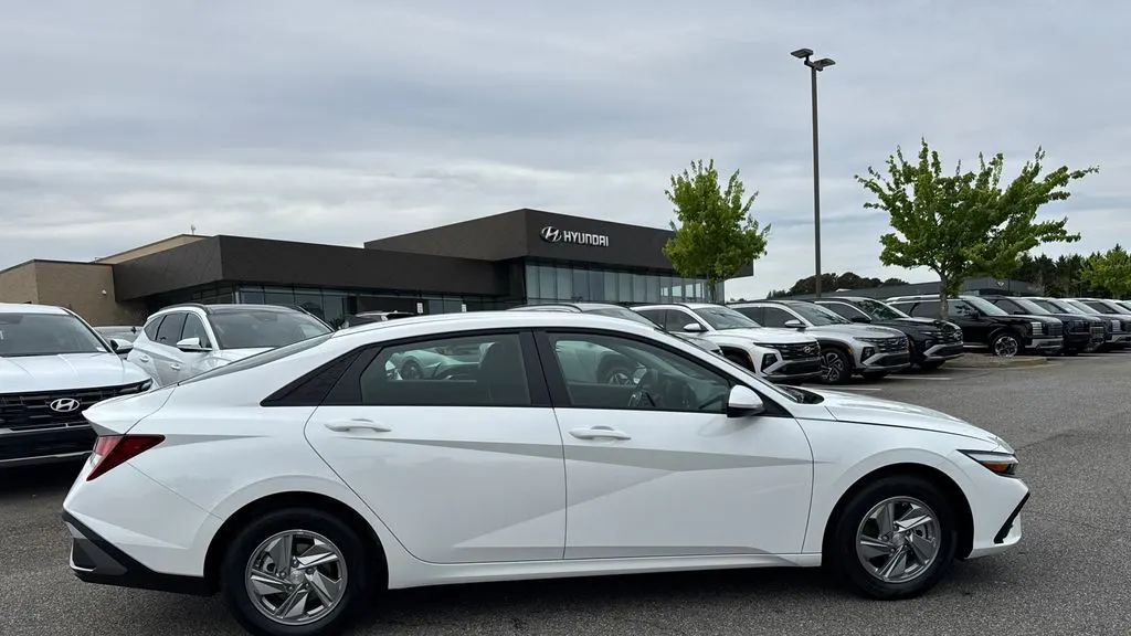 2026 Hyundai ELANTRA SE