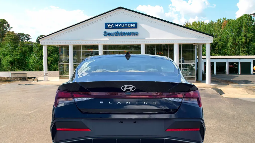 2026 Hyundai ELANTRA SE