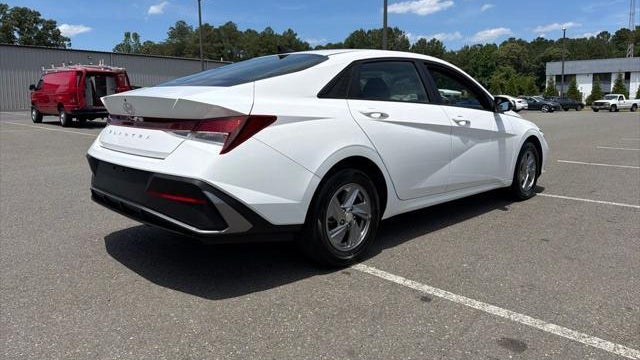 2024 Hyundai ELANTRA SE