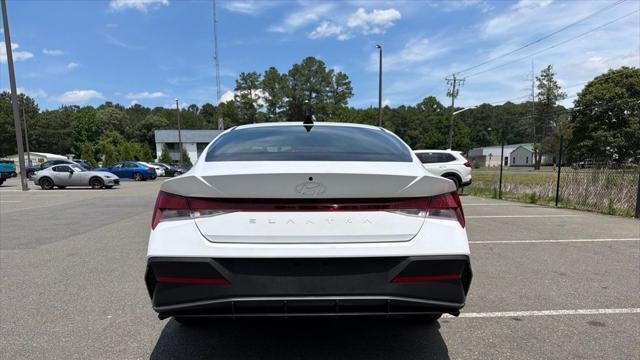 2024 Hyundai ELANTRA SE