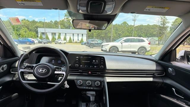 2024 Hyundai ELANTRA SE