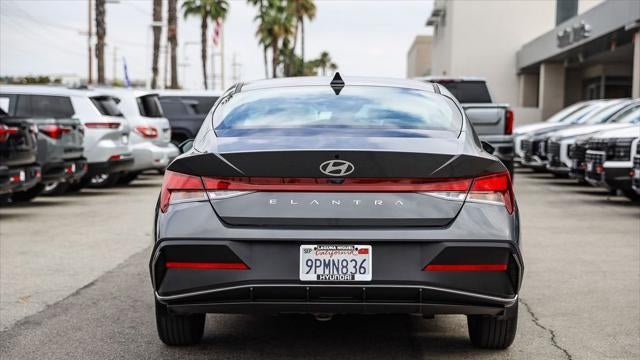 2024 Hyundai ELANTRA SE