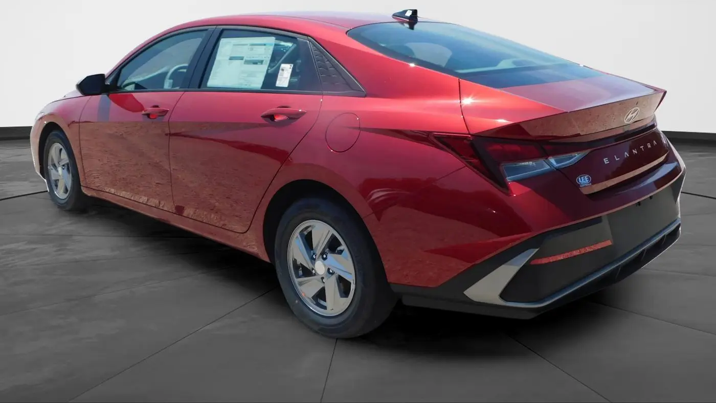 2025 Hyundai ELANTRA SE