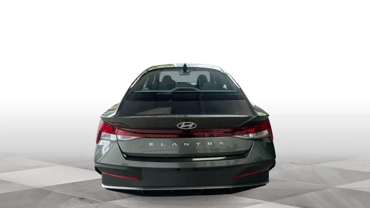 2025 Hyundai ELANTRA SE