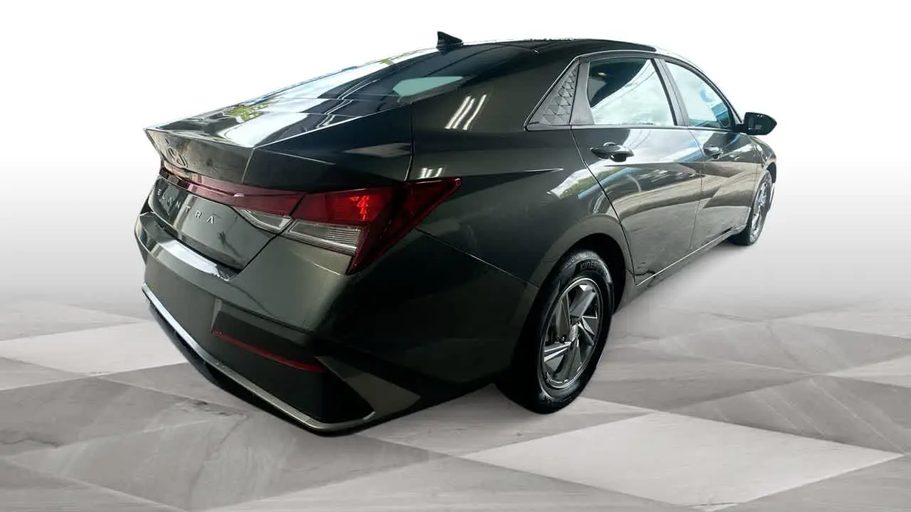 2025 Hyundai ELANTRA SE